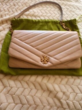 Tory Burch Kira Chevron Quilted Leather Clutch in Devon Sand with Gold Logo